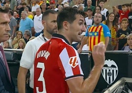 Valverde se queja de la roja a Vivián: «No veo ni falta y terminamos con uno menos»