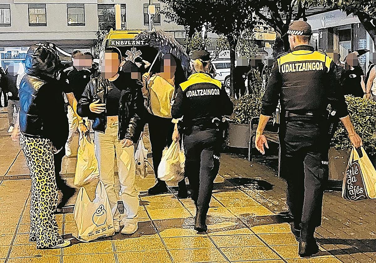 Agentes durante el operativo para quitar el alcohol a menores en Las Mercedes.