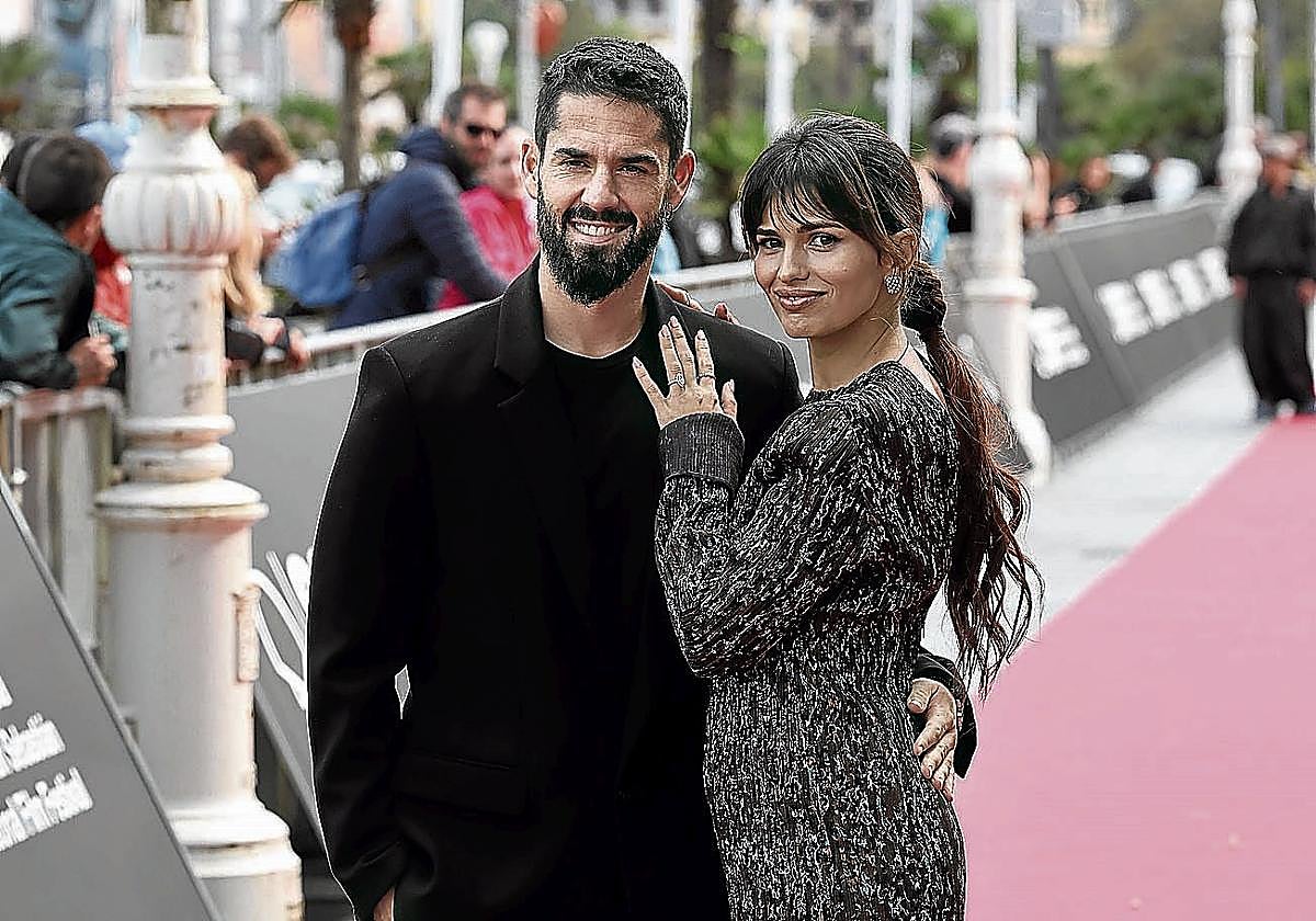 Isco Alarcón con Sara Sálamo en la alfombra del Victoria Eugenia.