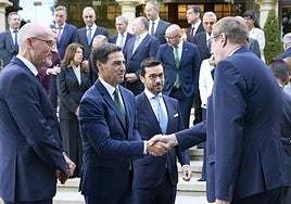 El lehendakari Pradales, junto al secretario general de Acción Exterior, Ander Caballero y el danés Michael Saad, posa con los embajadores de la UE en España.