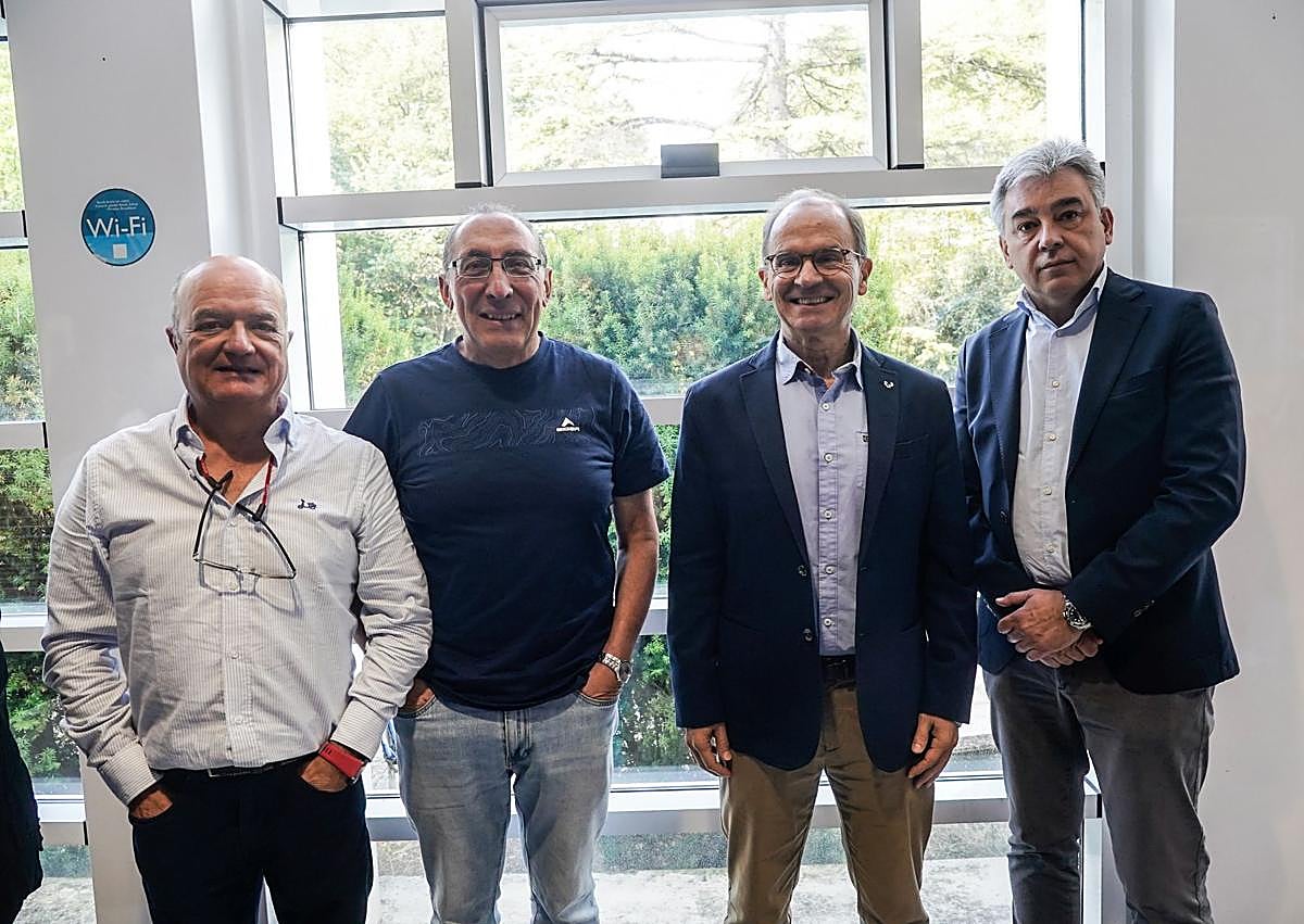 Imagen secundaria 1 - Zuriñe Gómez de Balugera, Héctor Guerrero, Adolfo Morais, Joxerramon Bengoetxea, María Nanclares e Ixone Fernández de Labastida; Josean Ramos, Xabi Sancho, Xabier Basogain e Ignacio Eiriz. Una de las aulas de Mobility Lab Campus, en el sótano de la Facultad de Ingeniería.