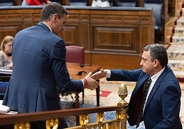 Aitor Esteban da la mano a Pedro Sánchez en el Congreso.