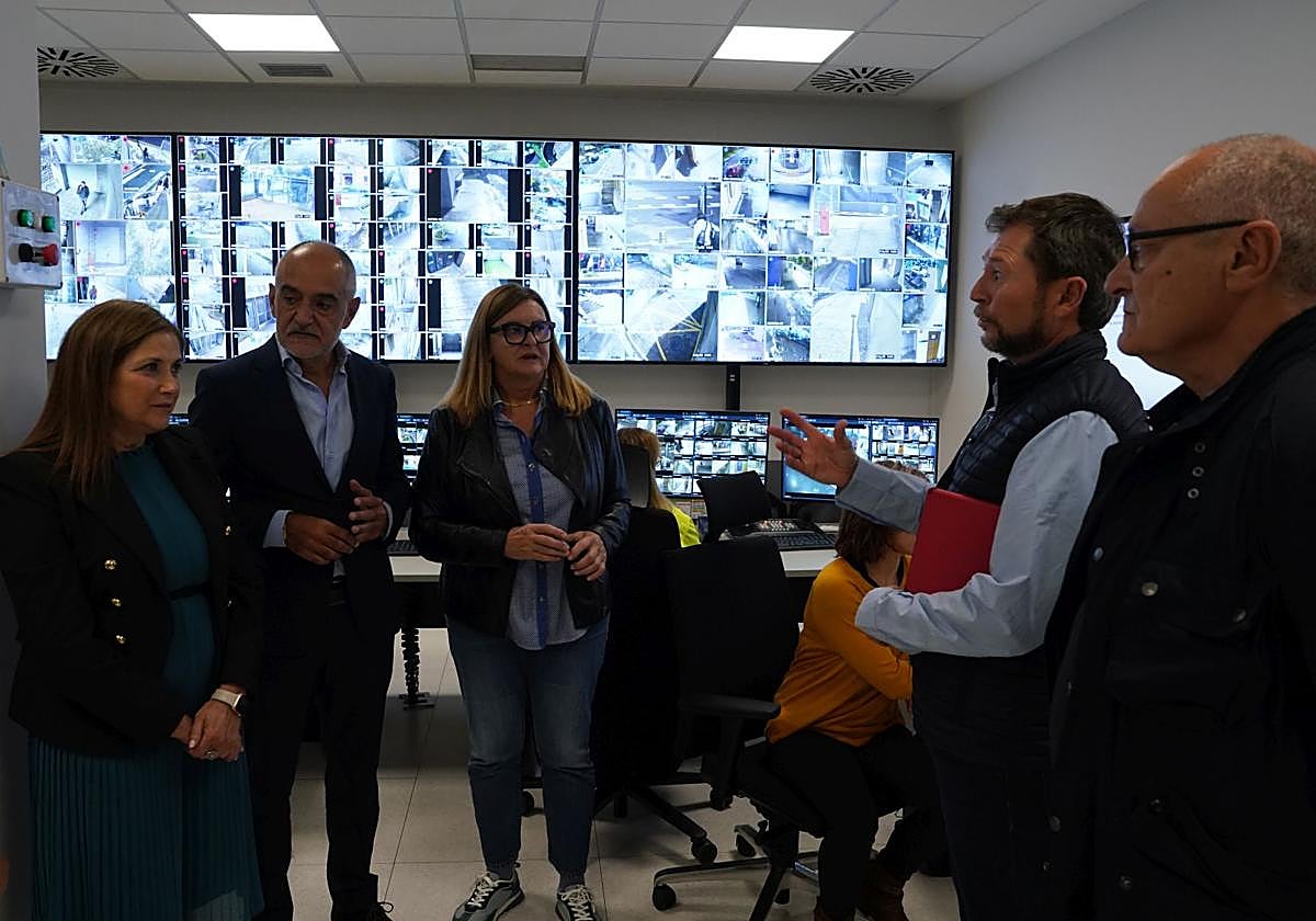 La consejera de Justicia, María Jesús San José (a la izquierda), visita la sala de control de videovigilancia en los juzgados de Bilbao.