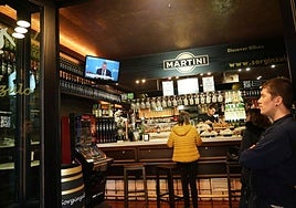 Hosteleros vizcaínos firman un convenio para que los bares puedan encender las televisiones sin ser sancionados