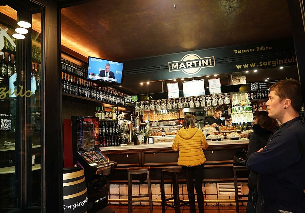 Hosteleros vizcaínos firman un convenio para que los bares puedan encender las televisiones sin ser sancionados