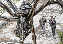 Imagen de una escena en la que los actores pasan junto a la araña del museo.