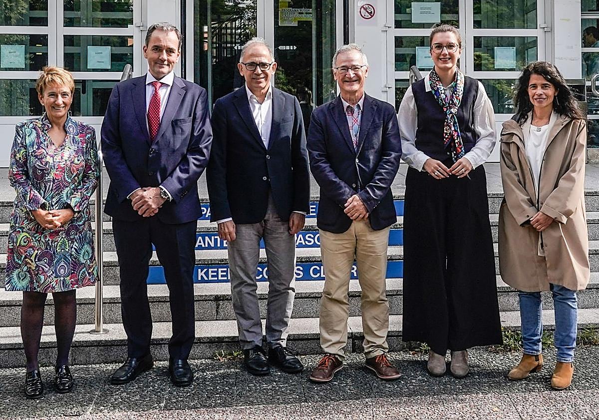 Imagen principal - Zuriñe Gómez de Balugera, Héctor Guerrero, Adolfo Morais, Joxerramon Bengoetxea, María Nanclares e Ixone Fernández de Labastida; Josean Ramos, Xabi Sancho, Xabier Basogain e Ignacio Eiriz. Una de las aulas de Mobility Lab Campus, en el sótano de la Facultad de Ingeniería.