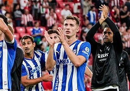 Pacheco saluda a la afición del Alavés en San Mamés.