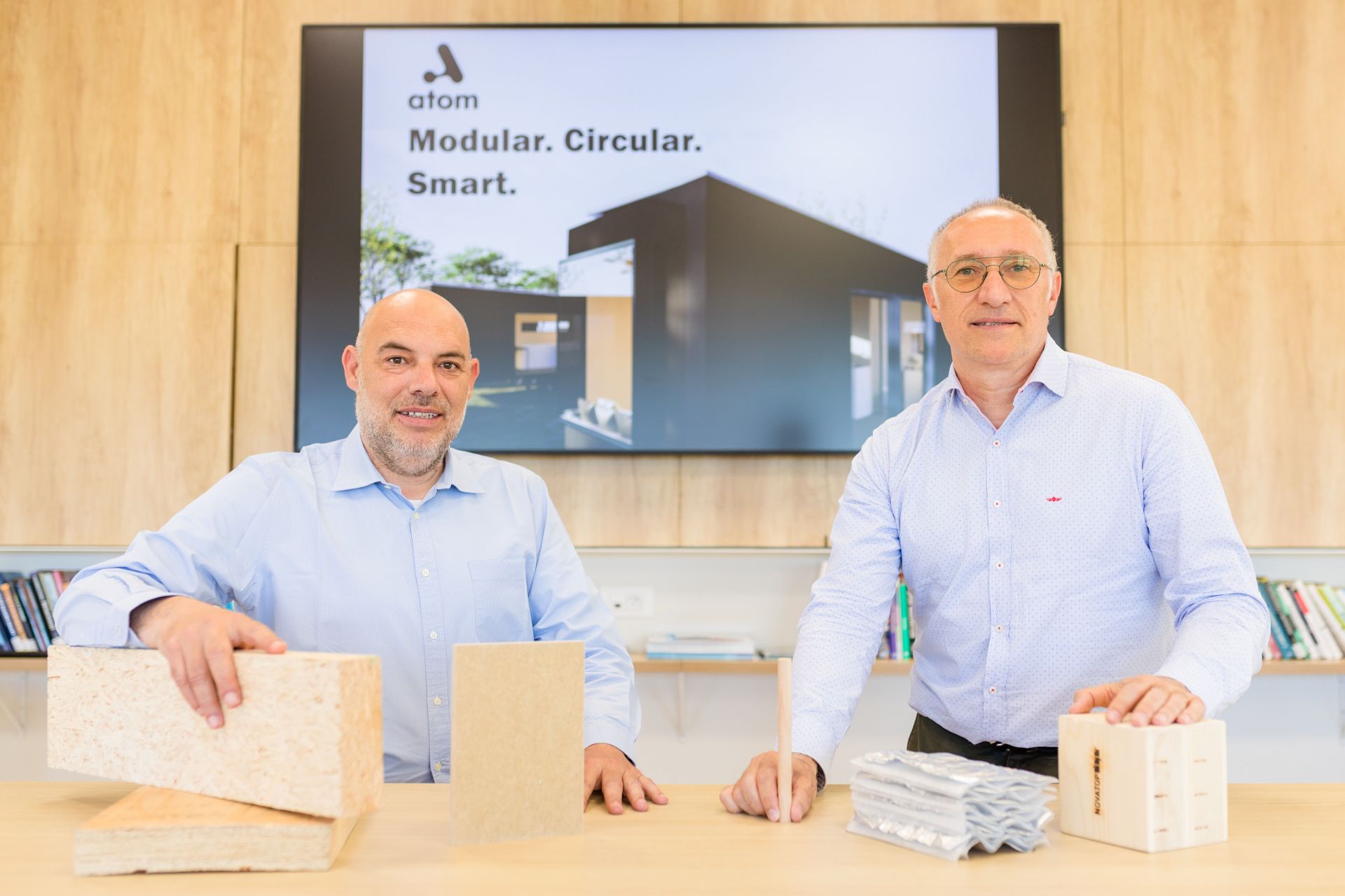 Roger Buxadé e Ignasi Pérez Arnal, promotores de Atom Modular, startup especializada en construcción industrializada.