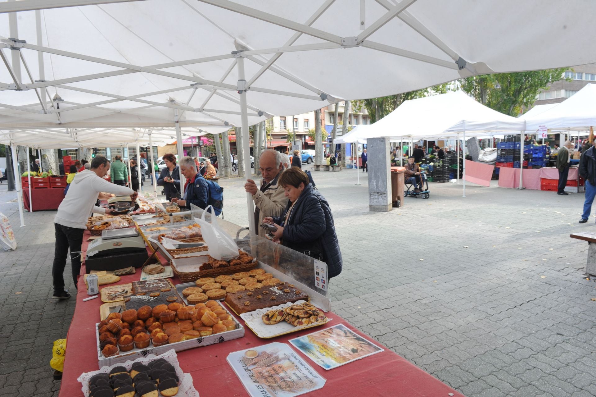 El mercado de productores se instala los jueves y los sábados en Santa Bárbara.