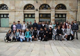 Los alumnos posan junto con profesores del centro y autoridades municipales.