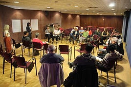 Vecinos, asociaciones y autoridades municipales debatieron en el Elkartegi.