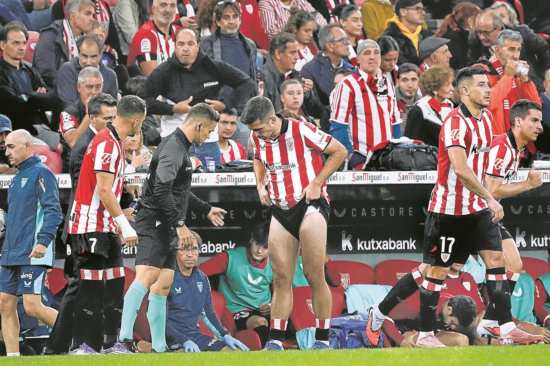 Los cuatro cambios que realizó Valverde para la segunda parte salen al campo.