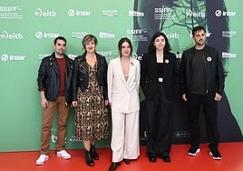 El equipo de 'Jone Batzuetan', con su directora Sara Fantova, premiada en la gala.