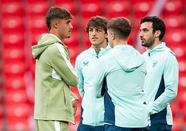 Rincón charla con Jauregizar, Unai Gómez y Lekue.