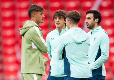 El abrazo de Hugo Rincón con sus excompañeros en su primera vez en San Mamés