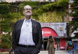 Juan Bas, de paseo por la Plaza del Funicular de Artxanda.