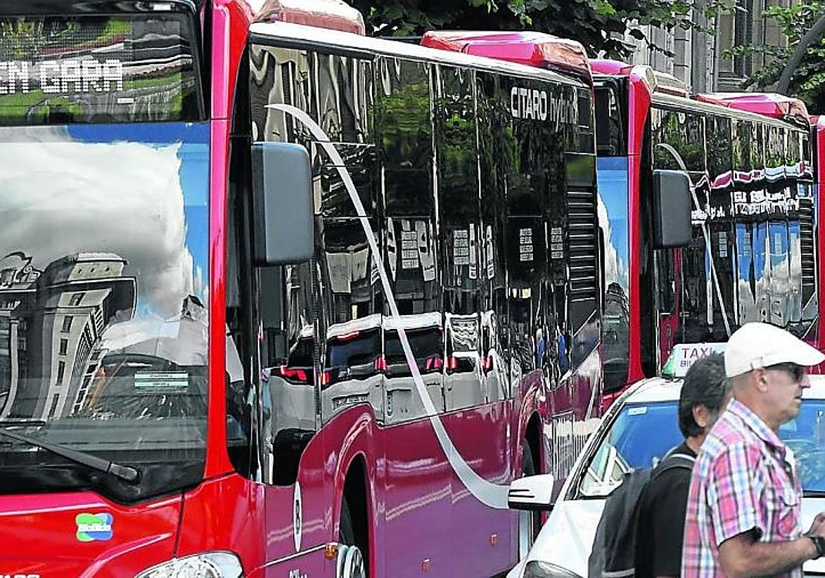 Cobro 1.500 euros... «¿por qué tengo que pagar el transporte gratuito a un jubilado que cobra 2.500?»