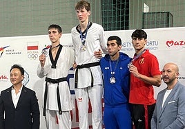 Mikel Fernández, de rojo y con la medalla.