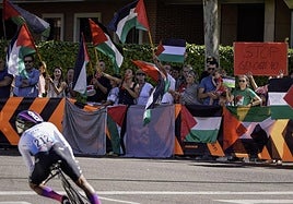 Manifestariak Gazako geonozidioa salatzen, Vueltako etapa batean.