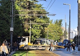 Restablecido el servicio del tranvía en Vitoria tras una hora cortado al cruzarse un camión