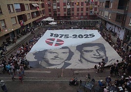Una plaza de Zarautz, con un gigantesco mural de 'Txiki' y Otaegi.