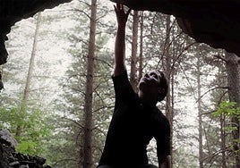 Asensi se ha inspirado en una antigua mina de cobalto en el Pirineo.