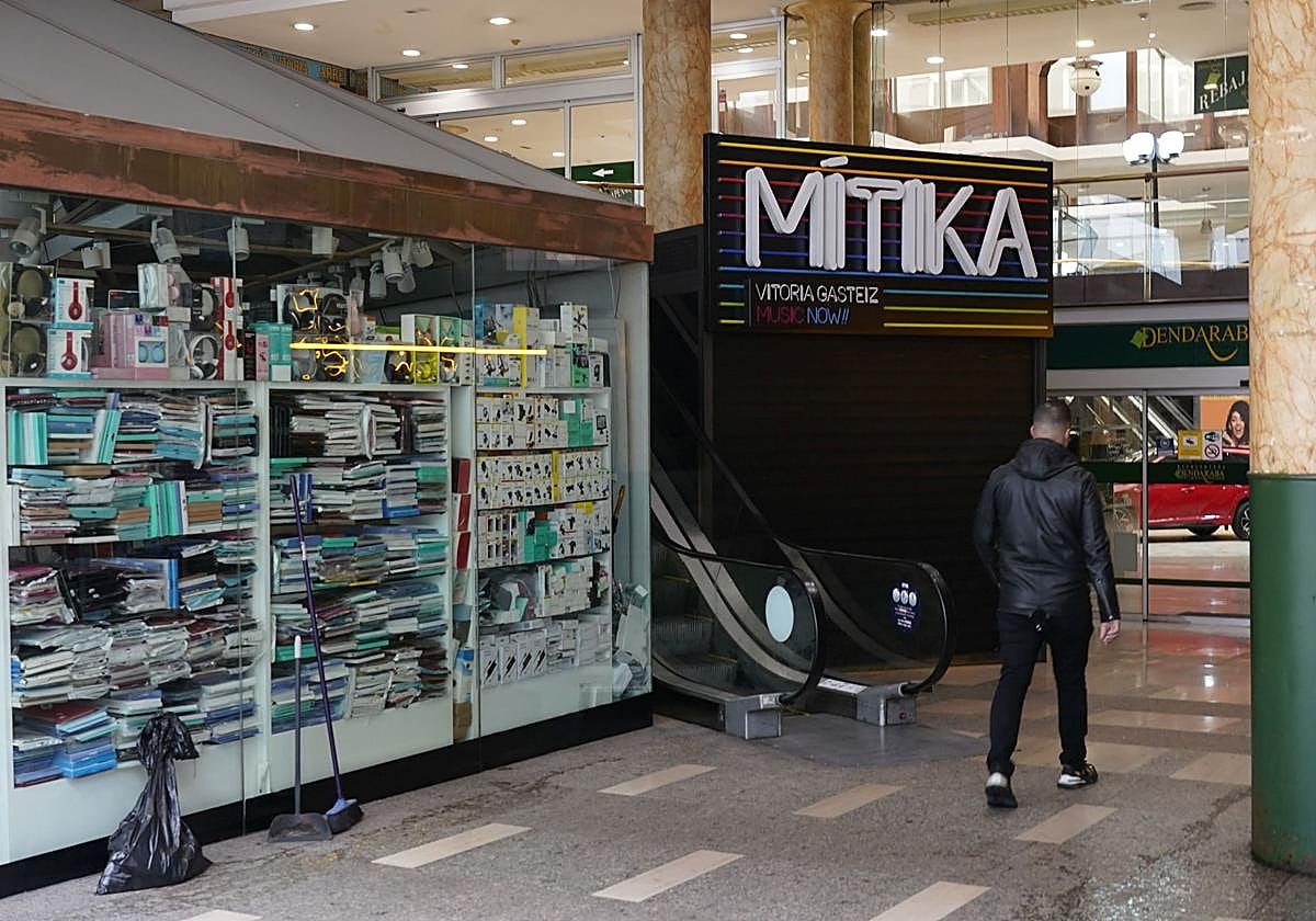 Acceso a la discoteca antiguamente llamada Mítika.