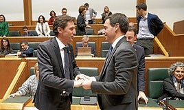 El consejero de Hacienda, Nöel d'Anjou, saluda al lehendakari en el Parlamento vasco