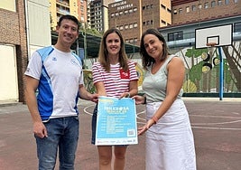 Javi Rey, Sendoa Atletismo Klubeko entrenatzailea, Haizea Etxebeste, Kirikiño Ikastolako lehendakaria eta Amaia Galindez, Kirikiño Ikastolako zuzendaria, Ibilkrosaren aurkezpenean.