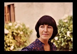 Lurdes Iriondo, promozioko irudi batean. Musikaz harago lan gehiago egin zituela ekarri dute argitara.