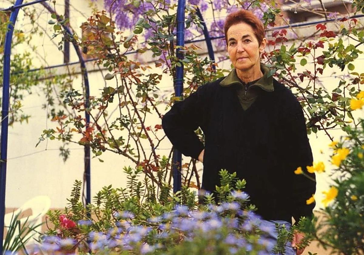 Imagen principal - 1. Lurdes Iriondo haren azken argazkietako batean. | 2. Inge Mendioroz eta Idoia Garzes dokumentalgileak. | 3. Dokumentalaren kartela.