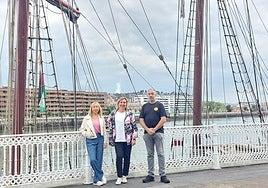 La concejala de Turismo, Estibaliza Freije, la alcaldesa, Marijose Blanco, y Eneko Arce, presidente de la Cofradía de Mareantes y Navegantes