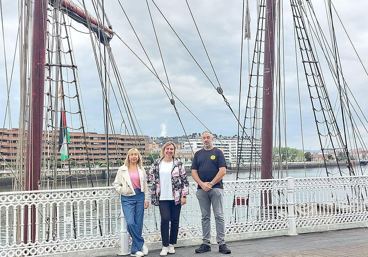 La concejala de Turismo, Estibaliza Freije, la alcaldesa, Marijose Blanco, y Eneko Arce, presidente de la Cofradía de Mareantes y Navegantes