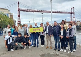 Estudiantes y comerciantes junto al consejero, Javier Hurtado, la alcaldesa, Marijose Blanco, el director de Puntueus, Josu Waliño; Javier Aramburuzabala, presidente de la Asociación de Comerciantes de Portugalete, y la concejala de comercio, Estibaliz Freije. l. g.
