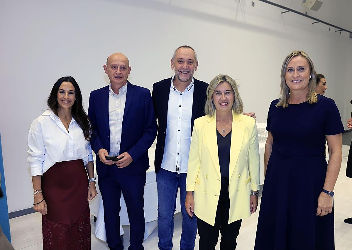 Imagen secundaria 1 - En la imagen superior, Inge Gorostiaga, Saioa Bardeci, Axier Urresti, Miren Bilbao, Zuriñe Zárate, Uxua García Antoñana y Susana Knörr. Abajo, Idoia Aguillo, Luis Daniel Bernal, Kepa Ortiz de Urbina, Irma Basterra y Maite Guirado. Al lado, Mireia Martínez, Maitane Txabarri, Patricia Bedoya y Asier Morato.