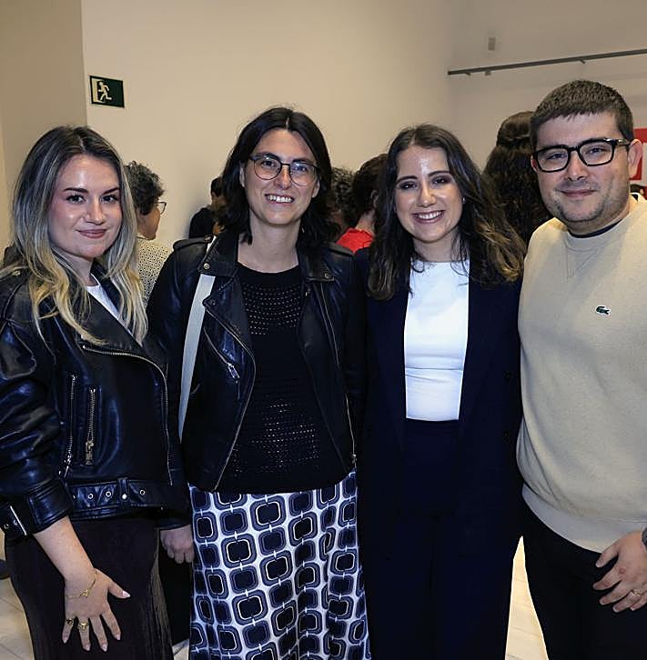 Imagen secundaria 2 - En la imagen superior, Inge Gorostiaga, Saioa Bardeci, Axier Urresti, Miren Bilbao, Zuriñe Zárate, Uxua García Antoñana y Susana Knörr. Abajo, Idoia Aguillo, Luis Daniel Bernal, Kepa Ortiz de Urbina, Irma Basterra y Maite Guirado. Al lado, Mireia Martínez, Maitane Txabarri, Patricia Bedoya y Asier Morato.