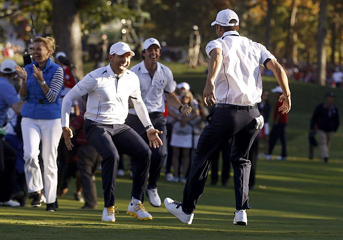 Sergio García, en primer término, y Rory Mcllroy celebran la histórica victoria de Europa en Chicago
