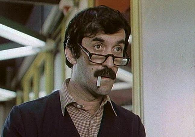 Ramón Barea en 'Todo por la pasta' (1991), algunas de cuyas escenas se rodaron en la redacción de EL CORREO.