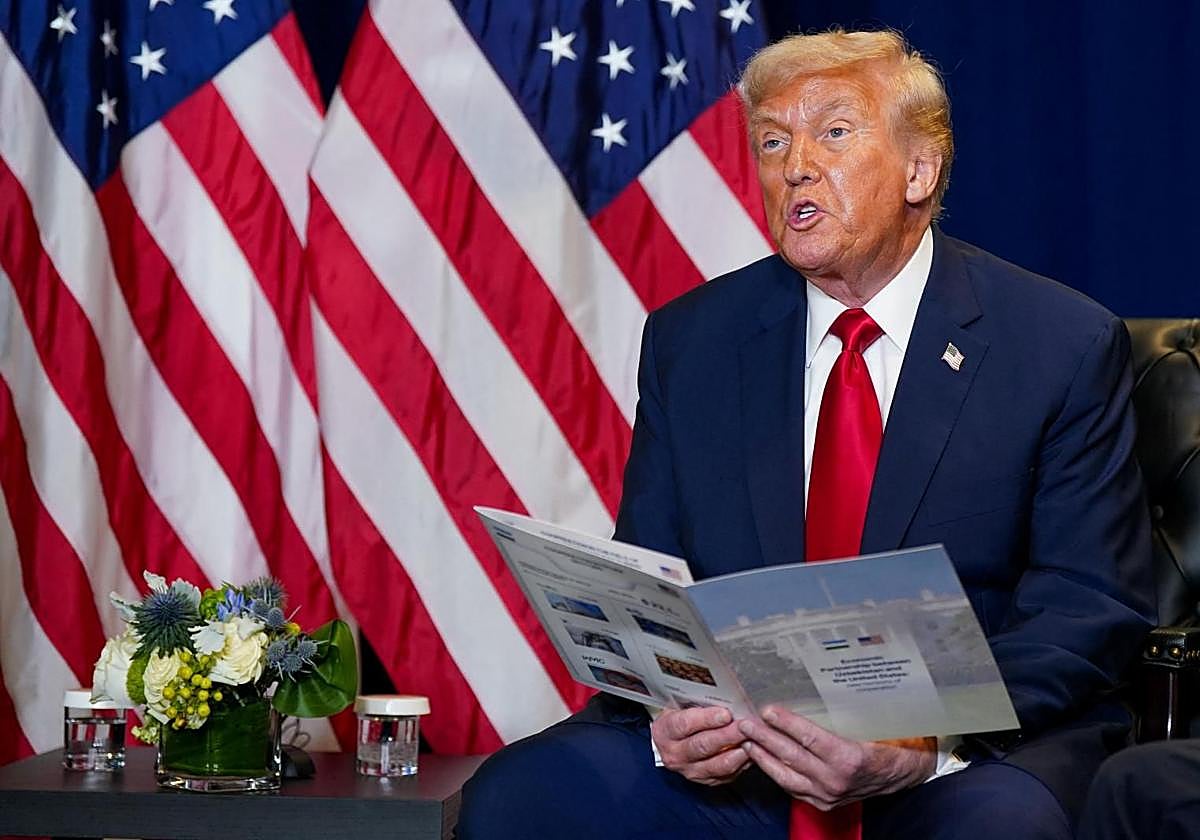 Donald Trump, sostiene un documento titulado «Asociación económica entre Uzbekistán y Estados Unidos: nuevos horizontes de cooperación» durante su reunión con el presidente de Uzbekistán, Shavkat Mirziyoyev.
