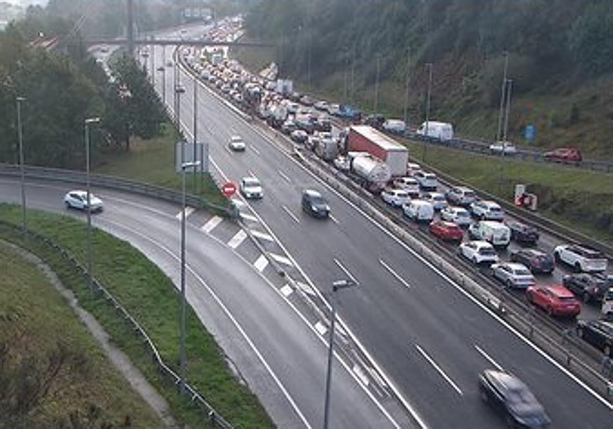 Retenciones kilométricas en el corredor del Txorierri por un choque en cadena con 7 vehículos implicados
