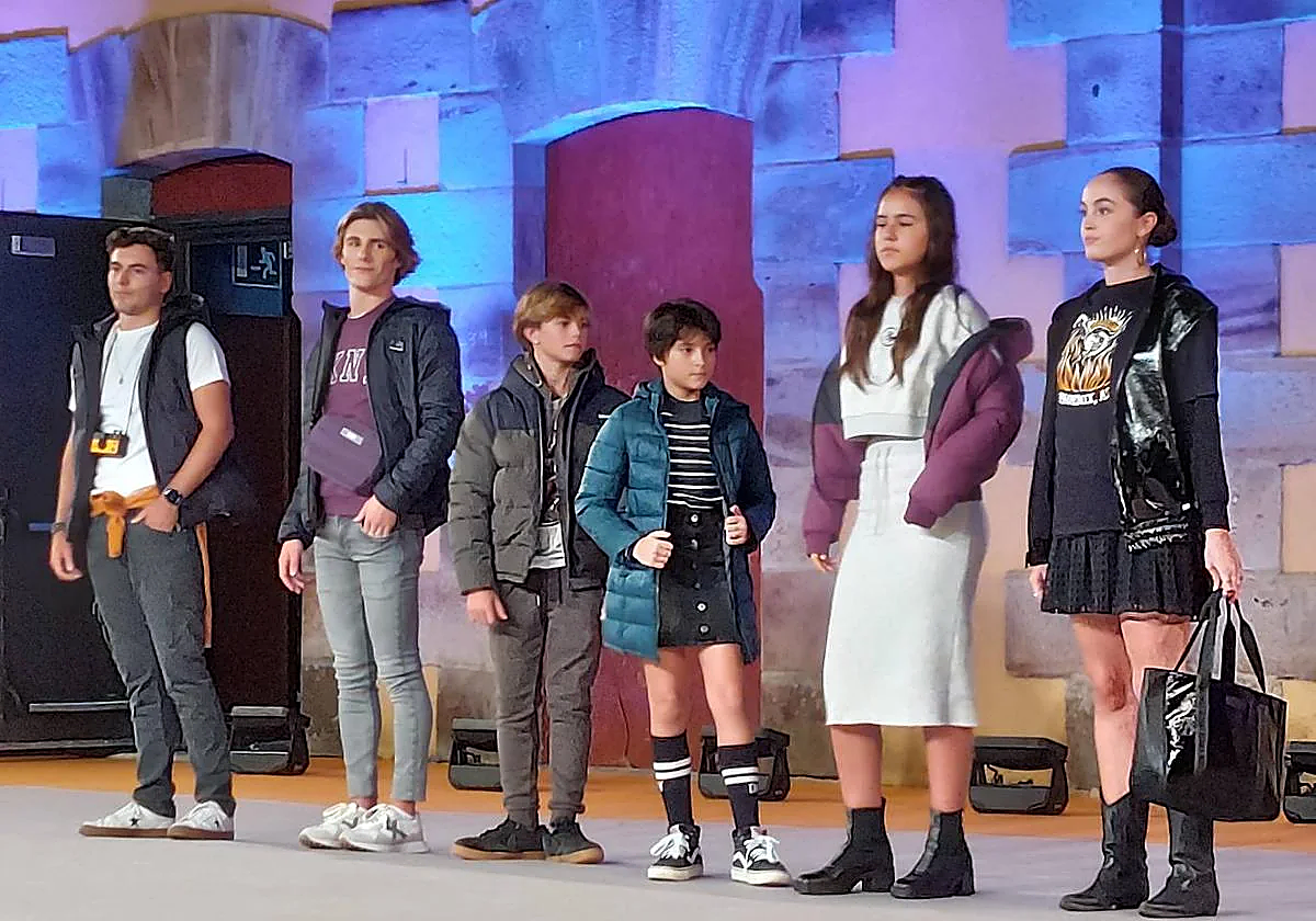 Vecinos de todo tipo de edades volverán a desfilar mañana.