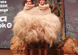 Diseño creado con desperdicios de lana de oveja presentado en un desfile anterior.