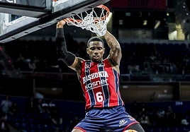 Diallo, colgado del aro tras un mate en el encuentro ante el Trieste.