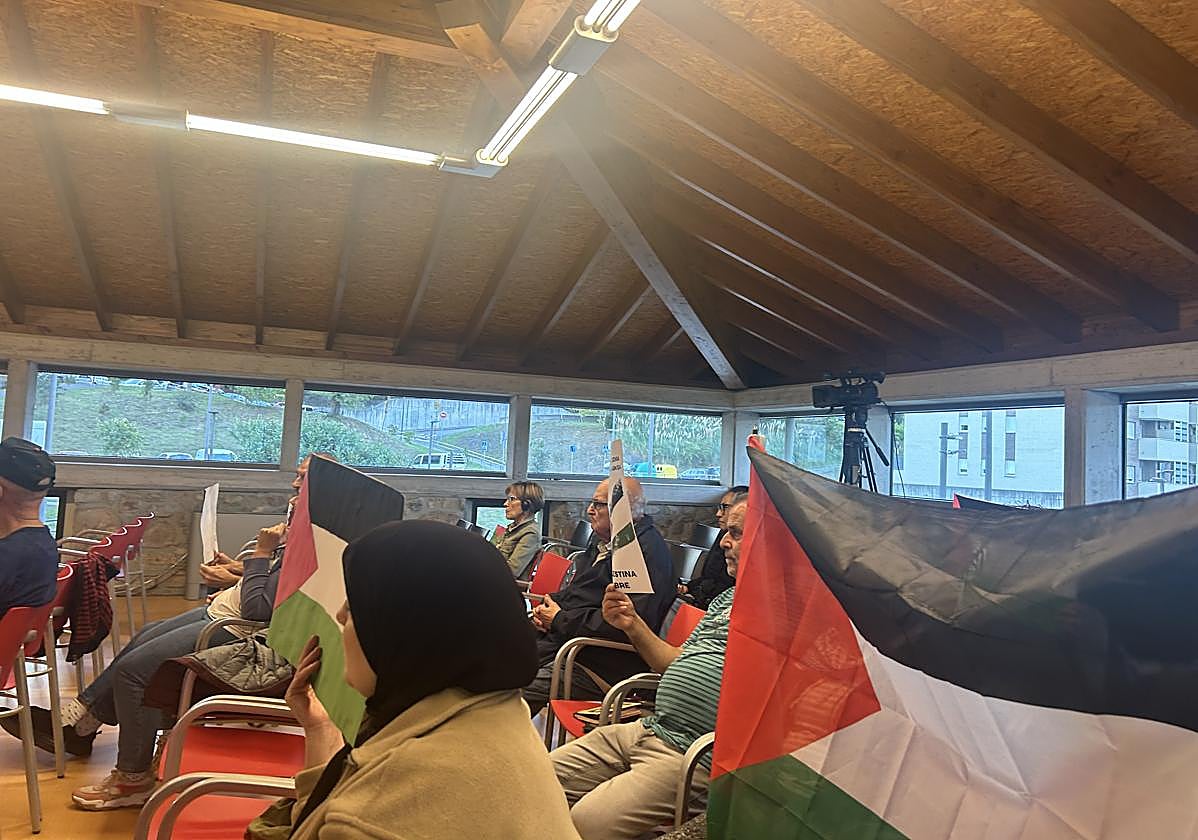 El pleno se ha celebrado en la Taberna Mayor de San Miguel, con motivo de las fiestas que empiezan este fin de semana. A él acudieronciudadanos con banderas palestinas para protestar contra del genocidio de Gaza.
