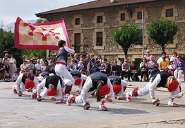 El levantamiento del Doniel Atxa estará acompañado por el grupo de dantzaris de la localidad.