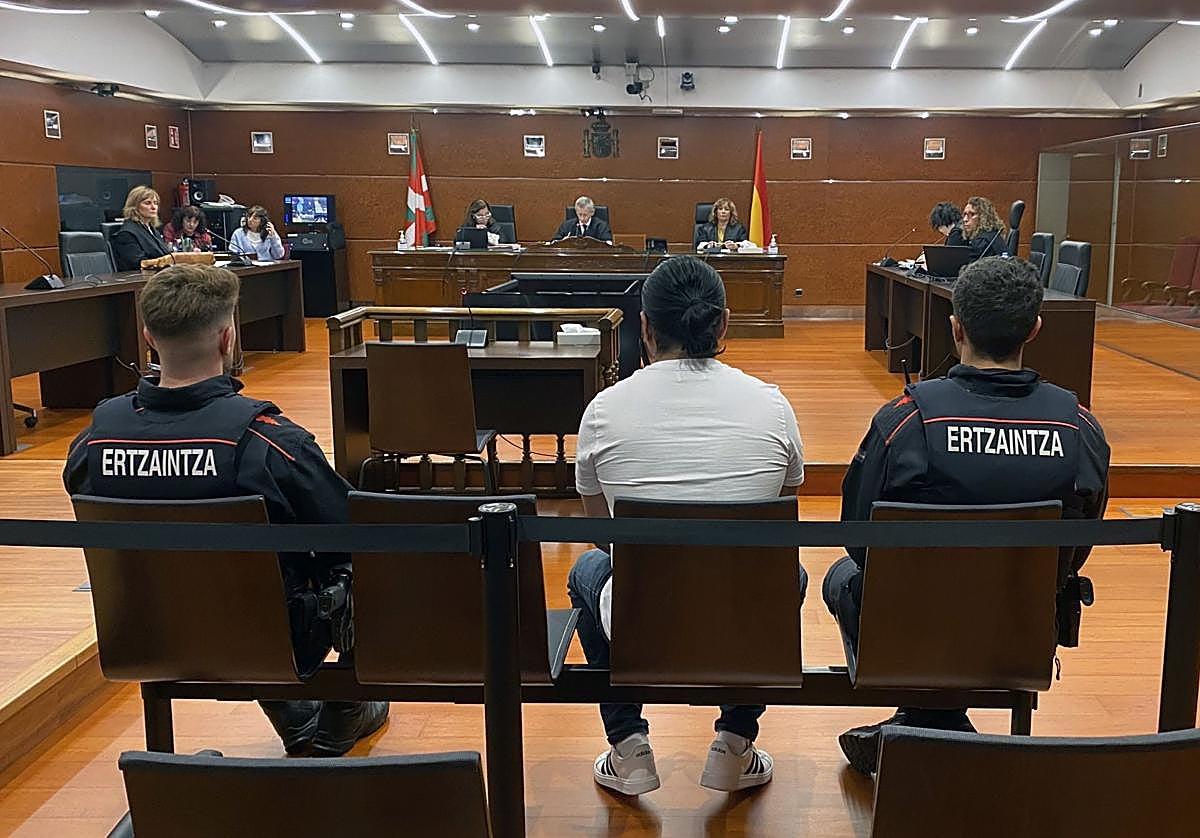 El procesado, escoltado por dos ertzainas, ayer miércoles en la Audiencia Provincial de Álava.