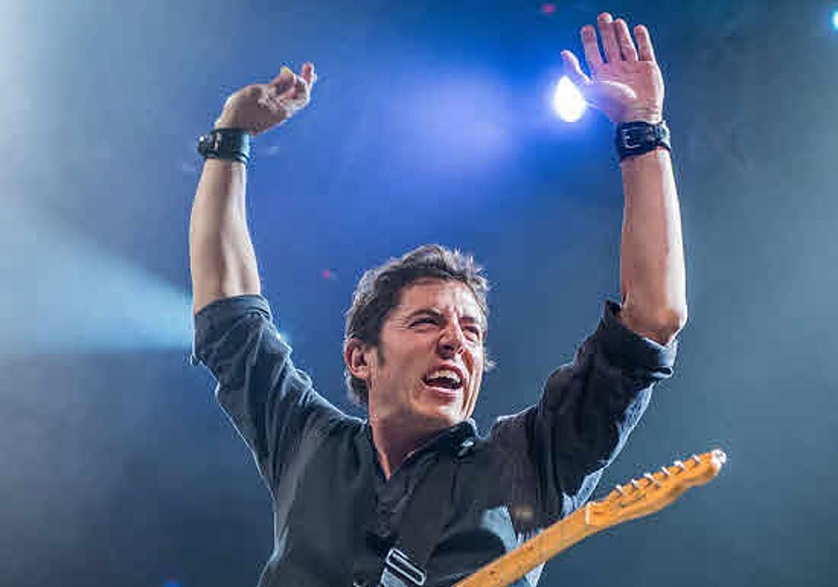 El televisivo Manel Fuentes en una actuación con la banda 'Spring's Team'.