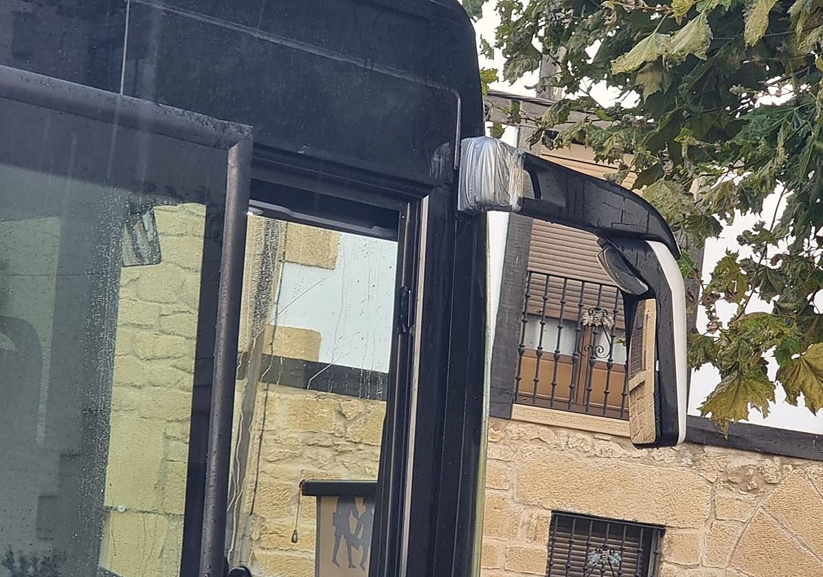 Imagen principal - Un retrovisor con cinta aislante, un asiento sin cinturon de seguridad y otro con desperfectos en uno de los autobuses. 