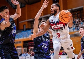 Nowell busca un pase ante dos jugadores del Bilbao Basket.
